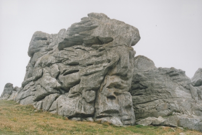 foto typisch gevormde rotsformaties ouessant