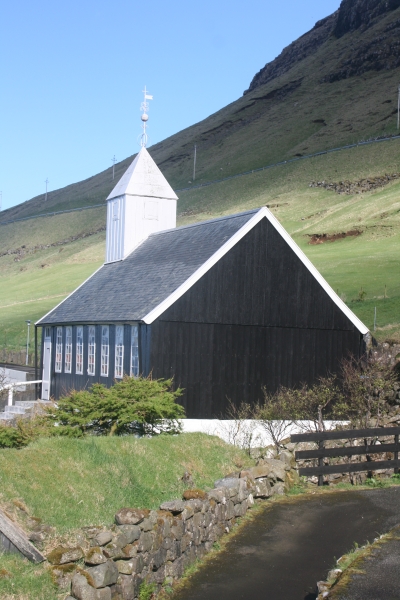 foto zwart wit houten kerkje van bour vagar