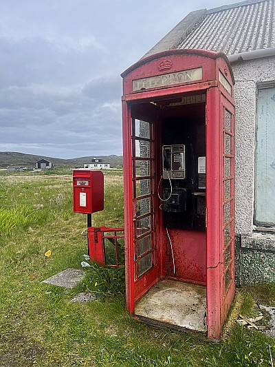 foto ude traditionele rode britse telefooncel south uist buiten hebriden schotland verenigd koninkrijk