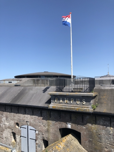 foto vlag boven fort stelling van amsterdam pampus