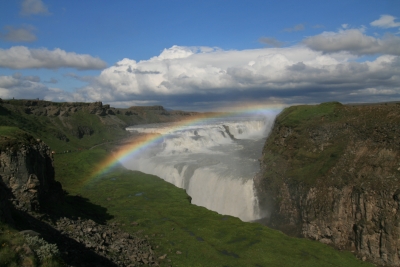 foto waterval met regenboog ijsland