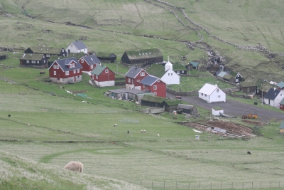 foto zicht op gekleurde huisjes dorp mykines mykines